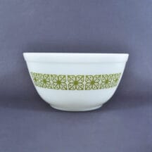Vintage Pyrex mixing bowl. Verde - Green square flowers. 7" diameter, 1-1/2 quart