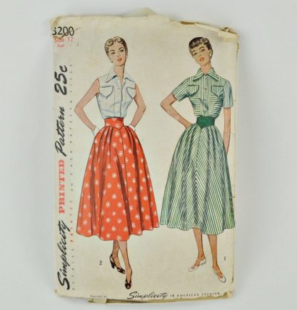Vintage Simplicity 3200. Blouse and full skirt. 30" bust.